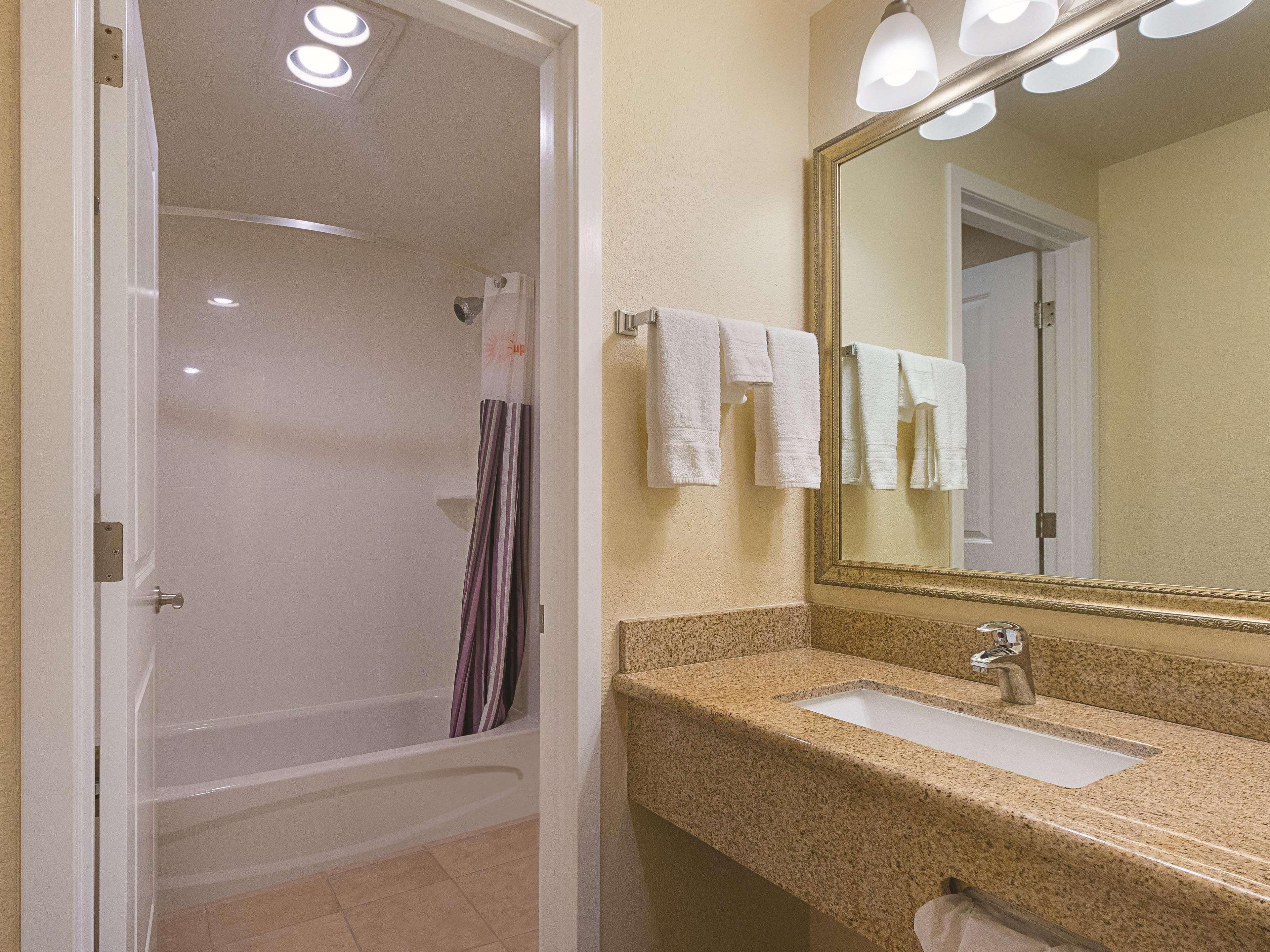 Отель La Quinta By Wyndham Portland Nw Экстерьер фото