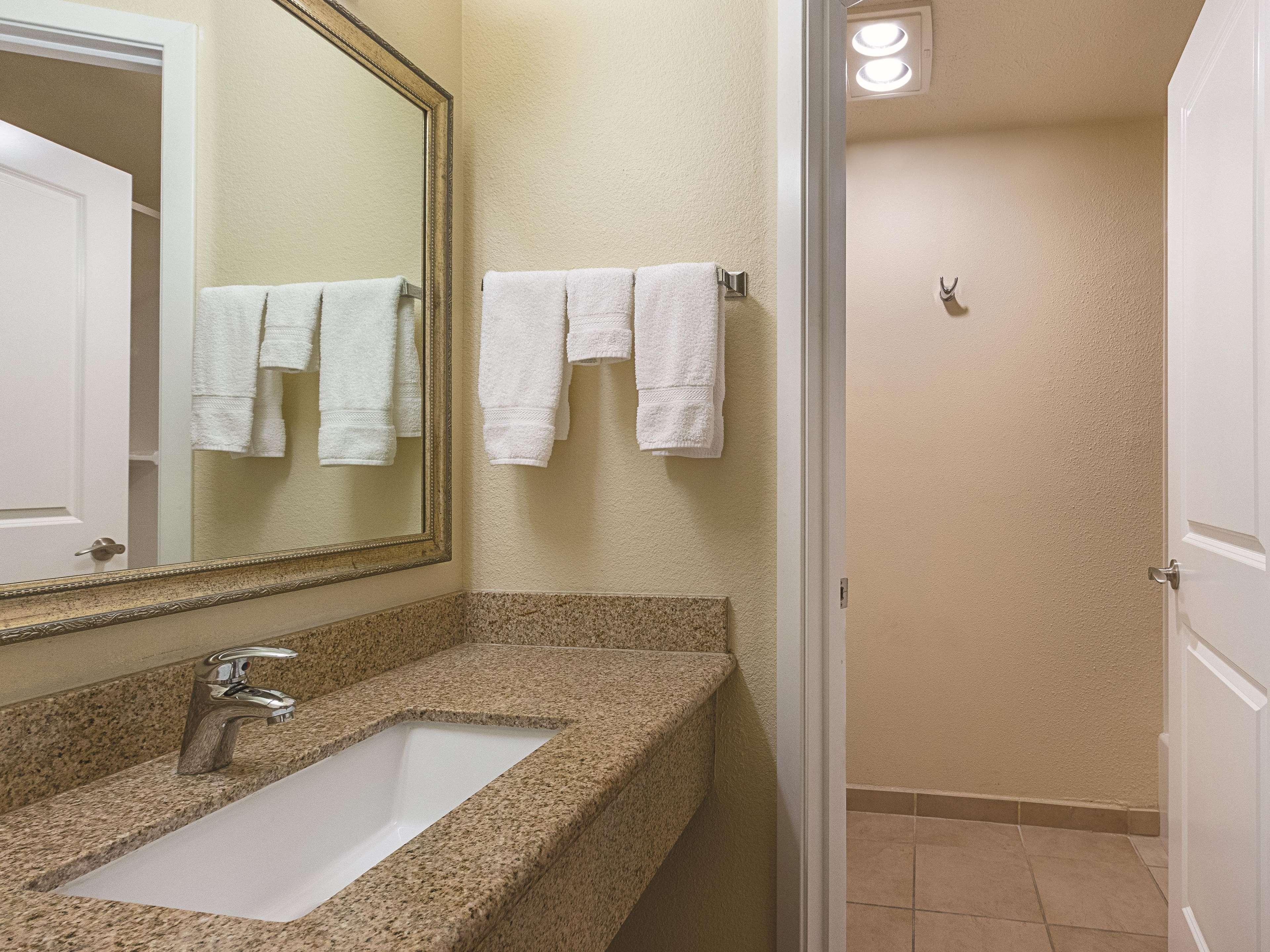 Отель La Quinta By Wyndham Portland Nw Экстерьер фото
