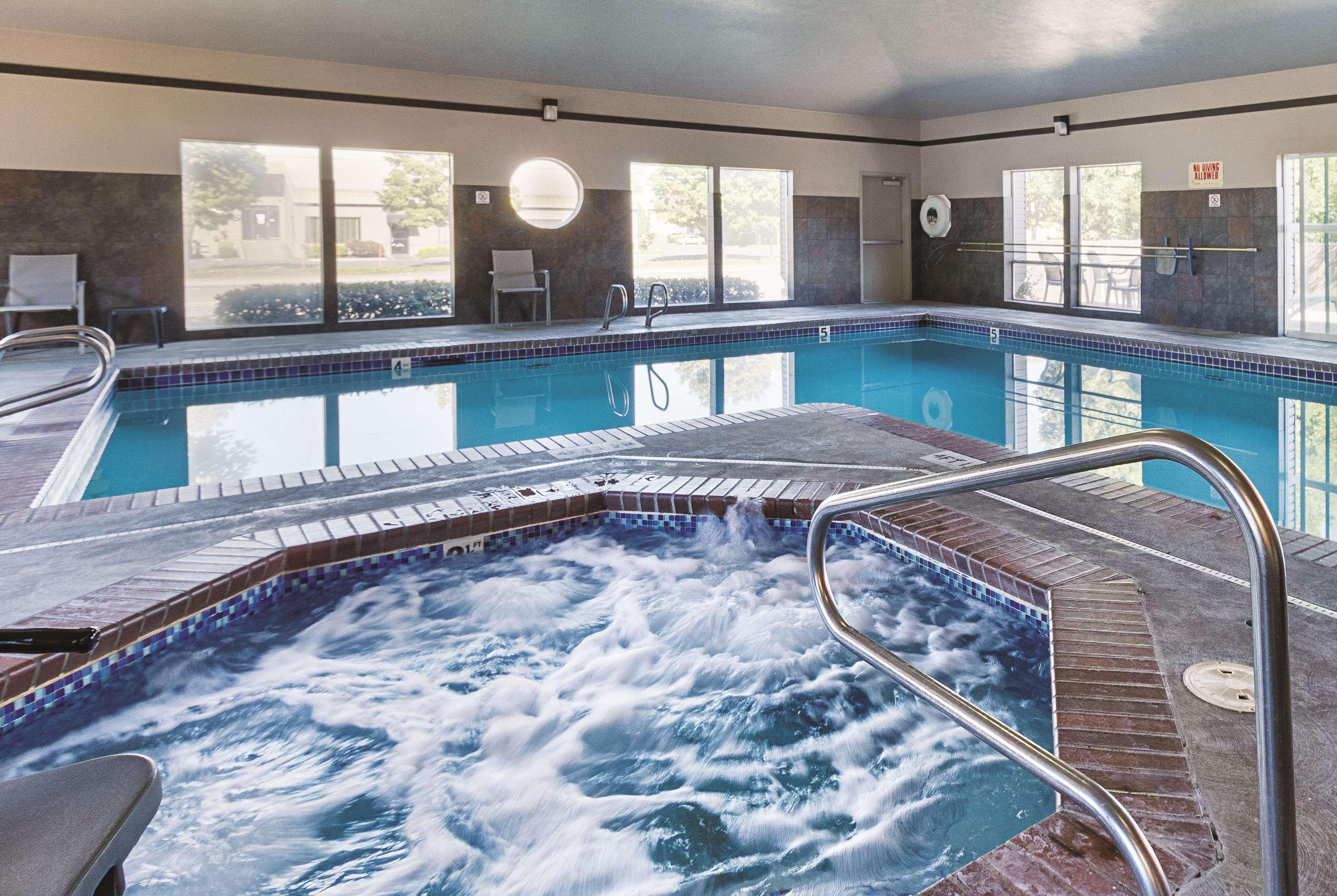 Отель La Quinta By Wyndham Portland Nw Экстерьер фото