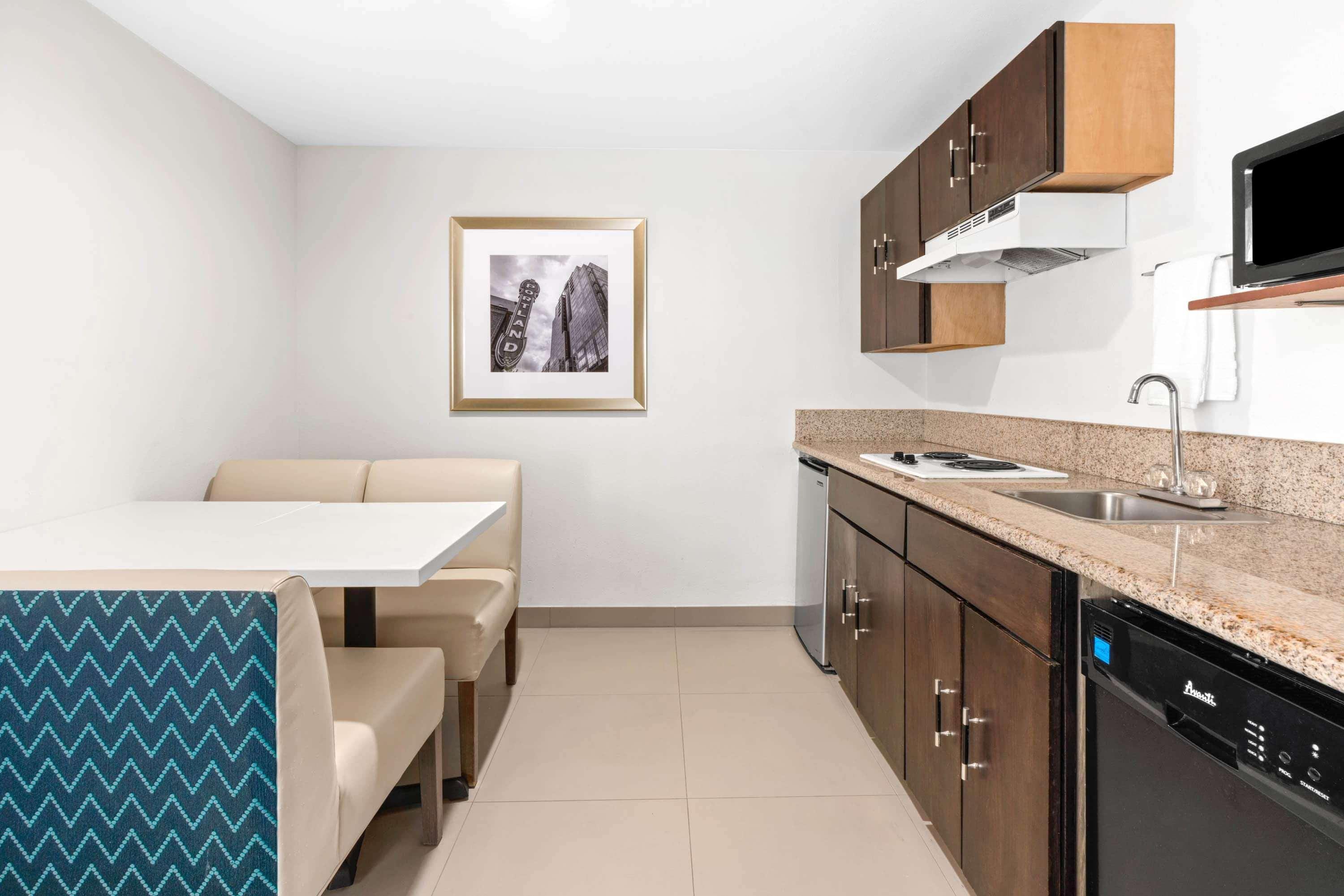 Отель La Quinta By Wyndham Portland Nw Экстерьер фото